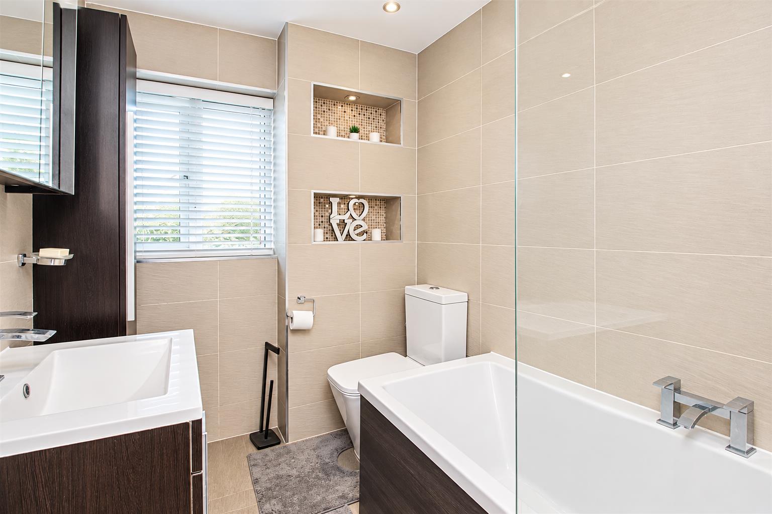 2 bed property in Hexham Gardens, Bletchley